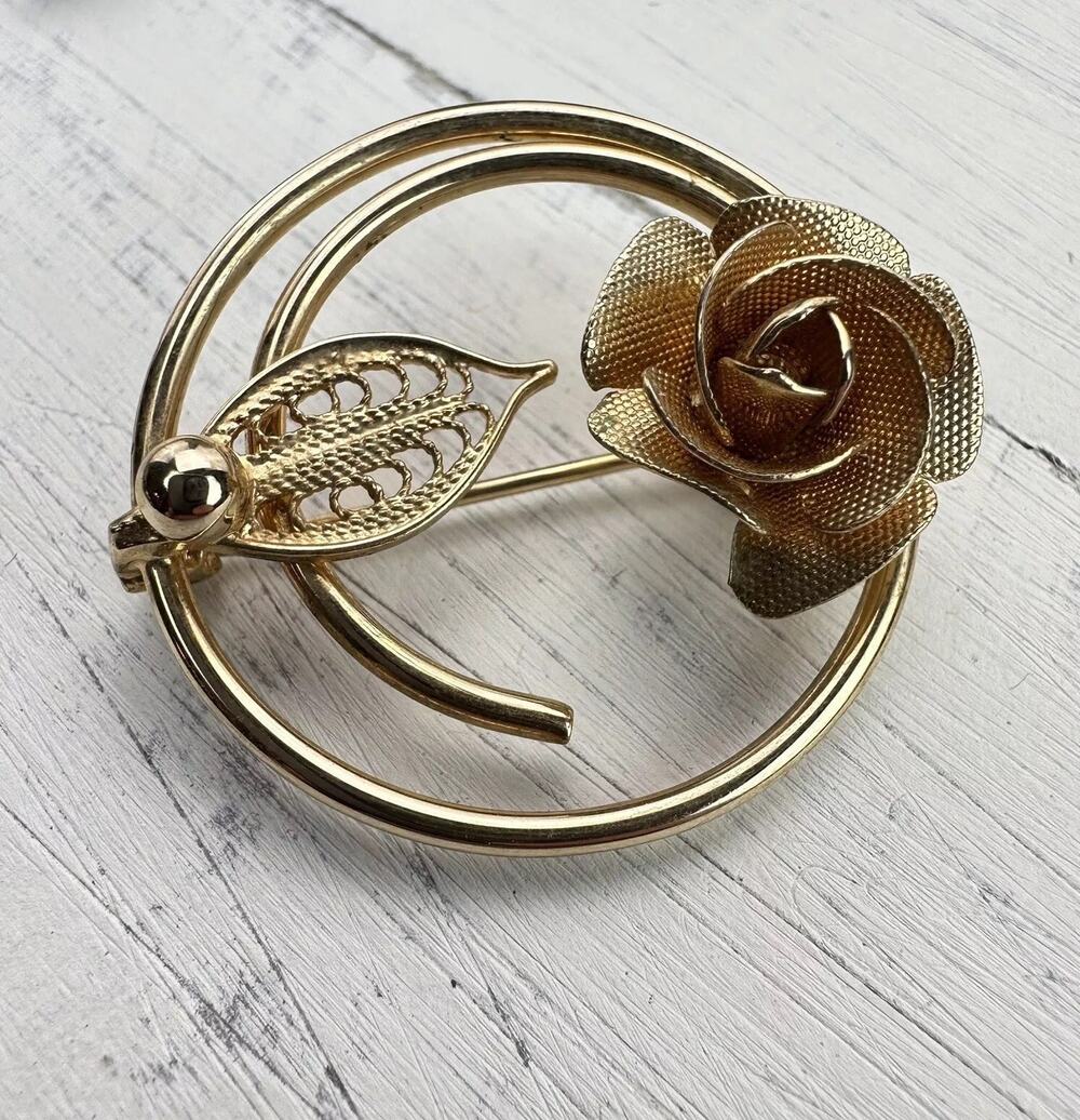 Vintage Signed Sarah Coventry (Cov) Filigree Leaf Flower Gold Tone Pin Brooch
